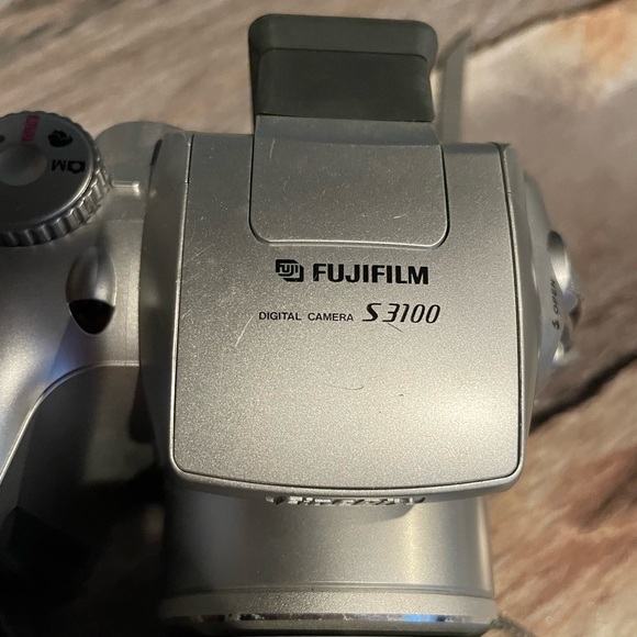 FINEPIX S3100 Digital Camera 6 times Zoom 4.0 MP Olympus XD Card. Case. Manual. - Picture 10 of 14